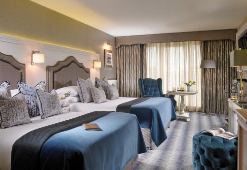 特拉利菲尔斯包恩特酒店的酒店客房设有两张床和窗户。