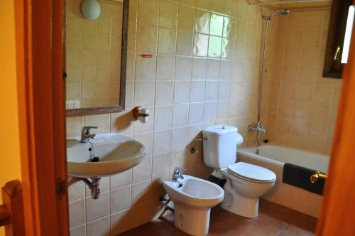 RocabrunaCan Simonet de Rocabruna的浴室配有盥洗盆、卫生间和浴缸。