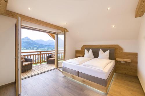 圣沃尔夫冈阿尔特罗伊特霍夫酒店的一间卧室设有一张床和一个阳台