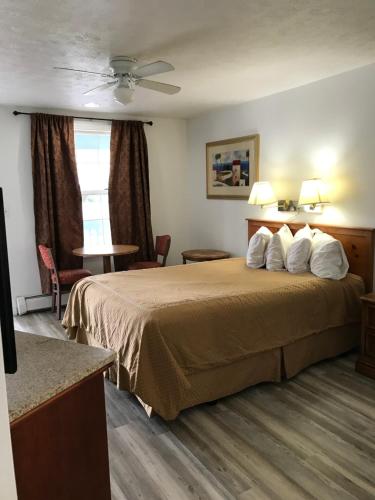 索科Exit 5 Resort & Condominium的酒店客房设有床和窗户。