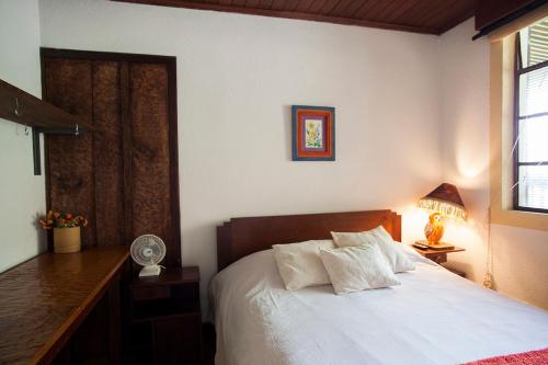 科万Hotel Casa Chapultepec的卧室配有白色的床、书桌和窗户。