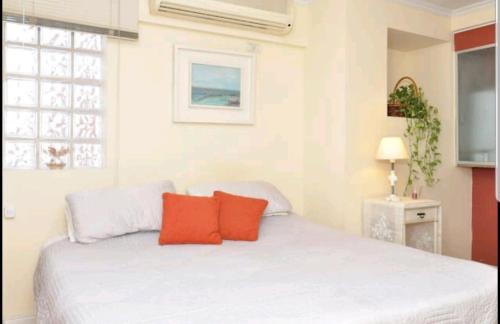 科尔多瓦Temporary Rental Apartments的卧室配有白色床和2个红色枕头