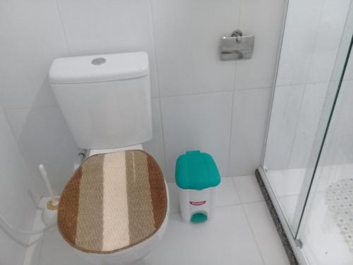 卡波布里奥Cantinho aconchegante 2 quartos, com ar condicionado的一间带卫生间和淋浴的小浴室