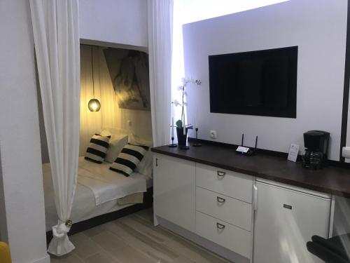 图彻皮Villa Nora的卧室配有一张床,墙上配有电视。