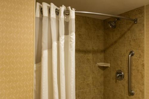 萨尔蒂约佐纳航空港智选假日酒店的一间浴室