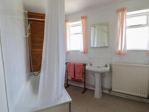 斯通豪斯1 Westcroft Cottage的一间带水槽和镜子的浴室