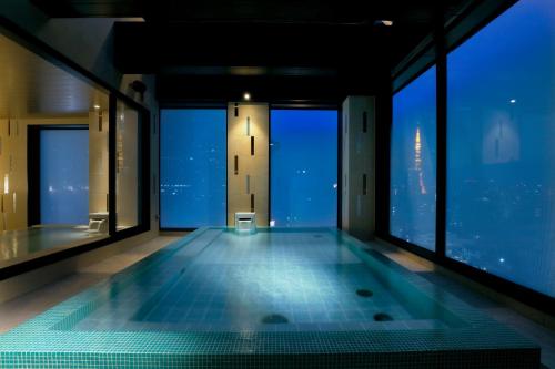 东京东京六本木公寓酒店的一座带窗户的建筑中的游泳池