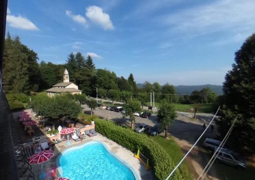 阿尔梅诺Hotel Madonna di Luciago的享有度假村游泳池的顶部景致