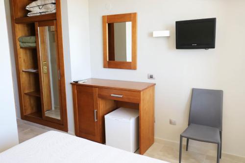 格拉德卡斯特利翁科斯塔阿萨哈尔酒店的一间卧室配有书桌、椅子和电视。