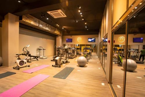 苏莱曼尼亚Hotel Halwachy的一间健身房,里面设有许多健身器材
