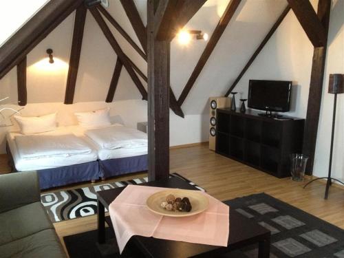 黑尔姆施泰特赫尔姆施泰特公园酒店的一间房间,配有一张床和一张桌子,上面有盘子的食物