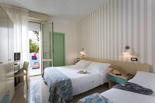 Hotel Calypso- Rimini Marina Centro客房内的一张或多张床位