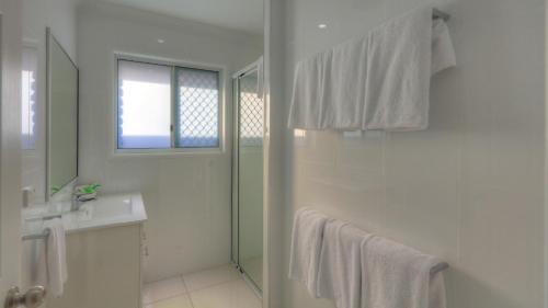 查特斯堡赫利塔基汽车旅馆的带淋浴和盥洗盆的白色浴室