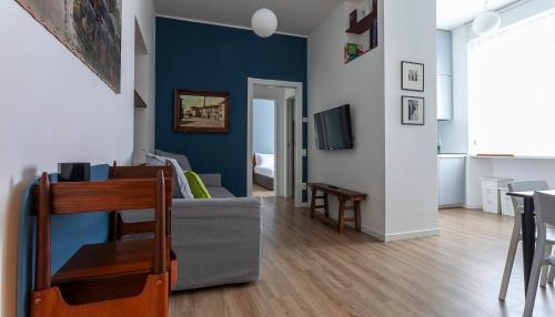 米兰Italianway-Teglio的客厅设有灰色的沙发和蓝色的墙壁