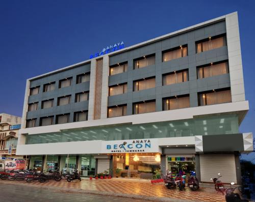 贾姆讷格尔Anaya Beacon Hotel, Jamnagar的停在前面的摩托车建筑