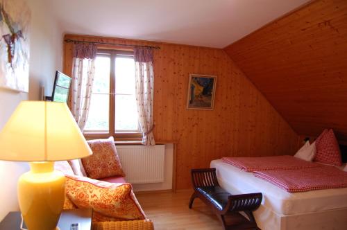 拉茨查赫·奥伯登弗马提尼霍夫宾馆的一间卧室设有床、窗户和一盏灯。