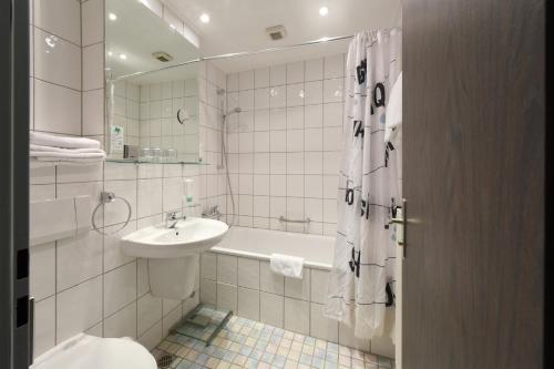 杜塞尔多夫舒马赫尔酒店的一间浴室