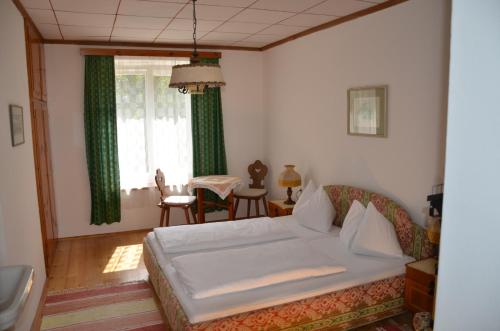 伊伯恩道夫思科里安浩夫旅馆的卧室配有一张床和一张桌子及椅子