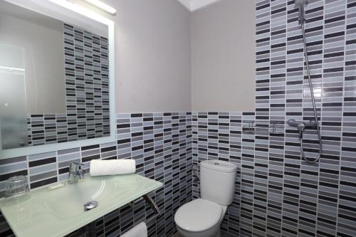 埃尔阿雷纳尔SB Arenal的一间带卫生间、水槽和镜子的浴室