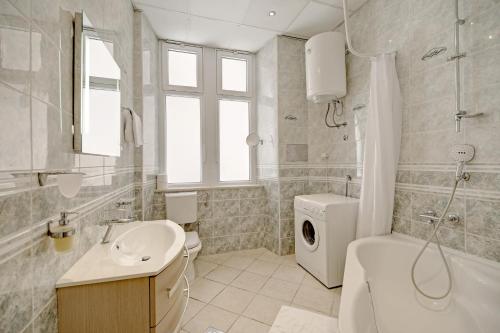 杜布罗夫尼克The Beachfront Dubrovnik Old Town的浴室配有盥洗盆、卫生间和浴缸。