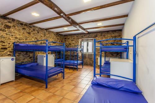 利巴斯索米勒培旅舍的一间设有蓝色双层床的客房