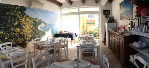 努马纳Giglio Del Conero的一间带桌椅的海景餐厅
