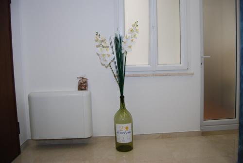 加利波利Ventidimaregallipoli的花瓶,坐在地板上