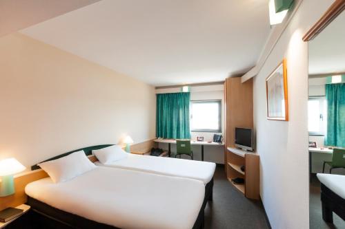 布鲁瓦布卢瓦谷地美拉德宜必思酒店的酒店客房配有两张床和一张书桌