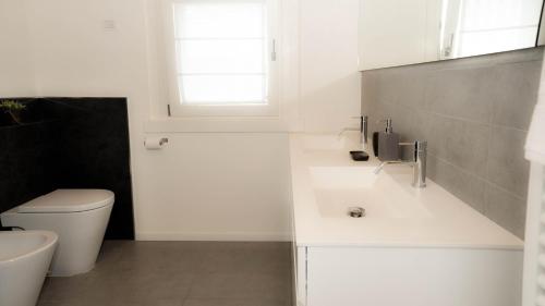 圣埃琳娜-迪西利亚Ca' Belvedere的白色的浴室设有卫生间和水槽。
