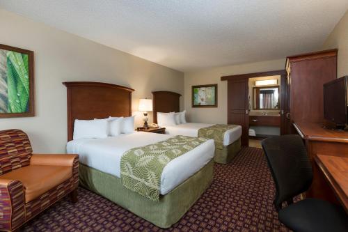 奥兰多罗森国际公园附近酒店的酒店客房设有两张床和电视。