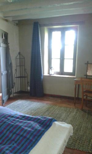 Seigyla vigneraie的一间卧室设有一张床和一个窗口