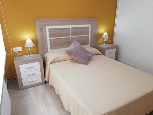 圣地亚哥－德孔波斯特拉Luminoso Apartamento Con Parking的一间卧室设有一张大床和两个床头柜