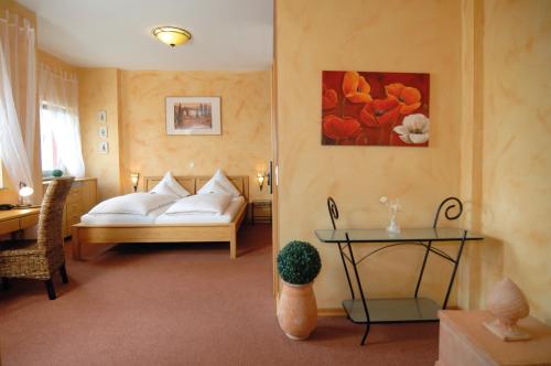 温德哈根风之4号餐厅酒店的卧室配有一张床和一张桌子