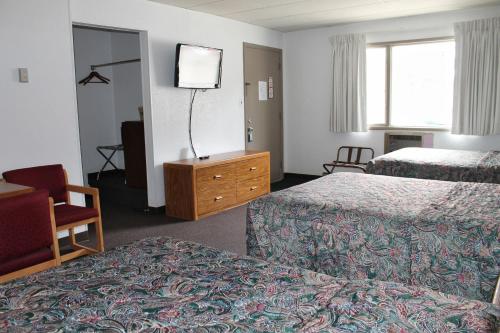 苏圣玛丽Budget Host Crestview Inn的酒店客房,设有两张床和镜子