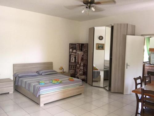 普罗斯西托角Punta Prosciutto apartments to rent的一间卧室配有一张床铺、一张桌子和一台冰箱