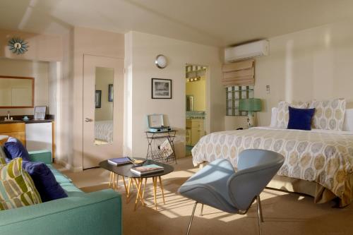 棕榈泉The Hideaway的一间卧室配有一张床、一张沙发和一张桌子