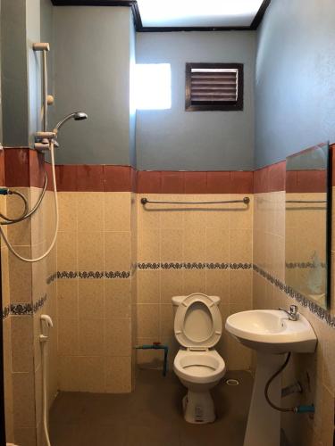 万荣索泰餐厅旅馆的一间带卫生间和水槽的浴室