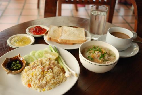 美索Baan Kiang Chan Resort的餐桌,盘子,咖啡
