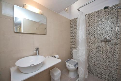 米克诺斯城卡博尼酒店的一间带水槽、卫生间和淋浴的浴室
