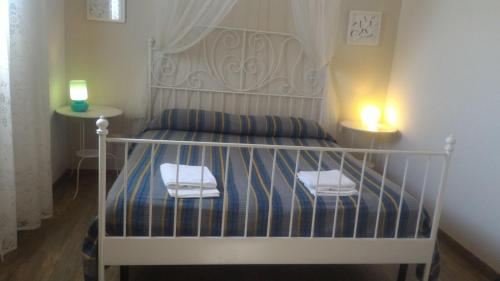 马尔扎梅米弗特村酒店的一间卧室配有一张带两个灯的床