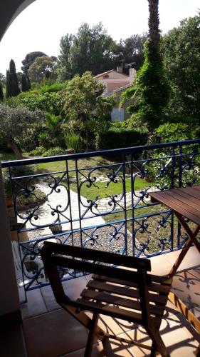 耶尔villa le grilladou的花园景阳台长凳