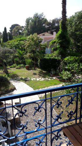 耶尔villa le grilladou的阳台享有花园景色。