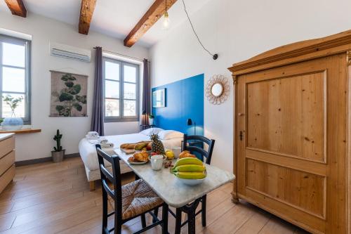 马赛JADE - LES COCONS的厨房以及用餐室,配有带水果的桌子。