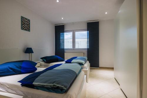 拉尔Hoger Ferienwohung的一间卧室设有两张床和窗户。