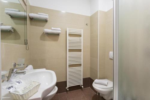 里米尼Hotel Calypso- Rimini Marina Centro的一间带水槽和卫生间的浴室