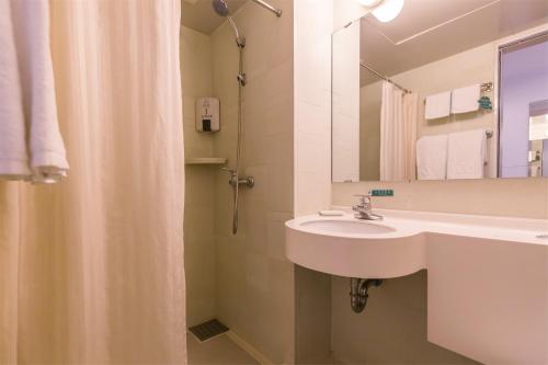 福州锦江之星风尚福州福马路鼓山酒店的一间带水槽和淋浴的浴室