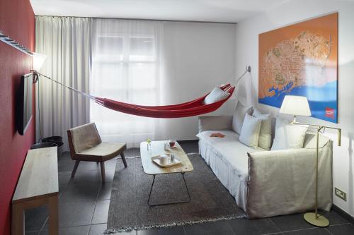 巴塞罗那Casa Camper Barcelona的客厅配有沙发和吊床。