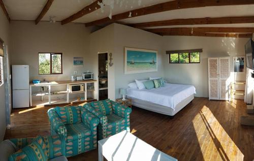 索德瓦纳湾Dune View Cottage的一间卧室设有一张床和一间客厅。