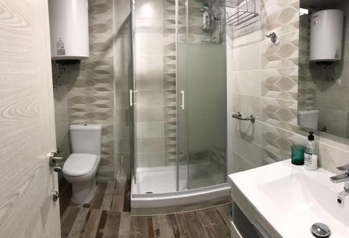 德尼亚Guest House Lana Denia的带淋浴、卫生间和盥洗盆的浴室