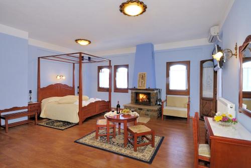 扎戈拉赛拉顿宾馆的一间卧室配有一张床、一张桌子和一个壁炉